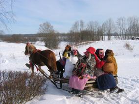 People on a horse-drawn sleigh
